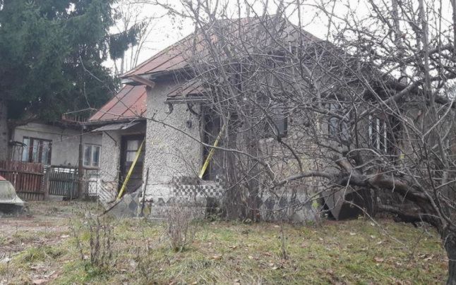 Bărbatul care a dormit timp de un an cu sora moartă în pat s-a sinucis