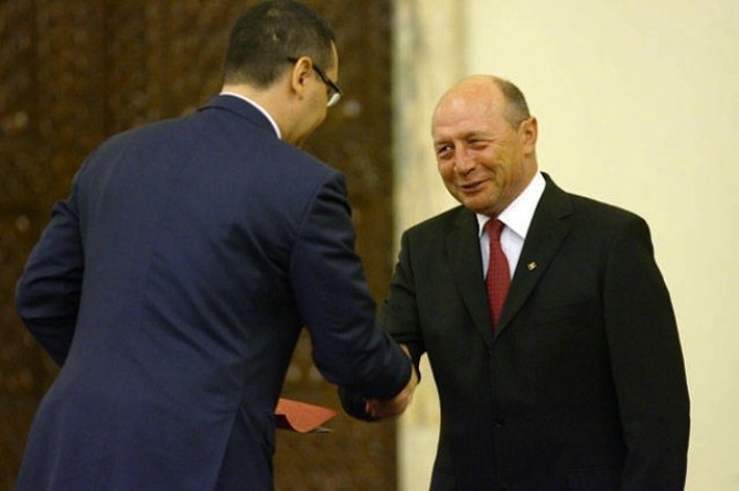 Băsescu și Ponta se comporta ca si cum ar fi in continuare mână-n mână