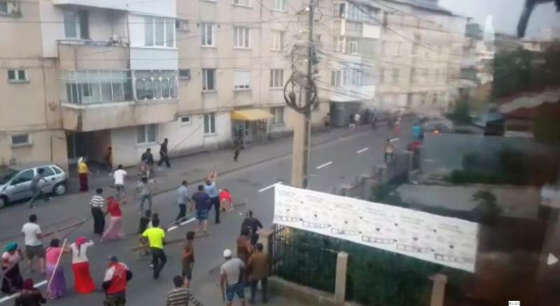 Bătaie cu bâte și topoare la Tg. Neamț două clanuri de rromi s-au răfuit
