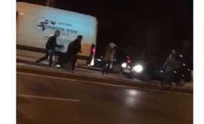 Bătaie cu pumni, picioare și bâte în lângă sediul IGPR din Capitală, după o șicanare în trafic