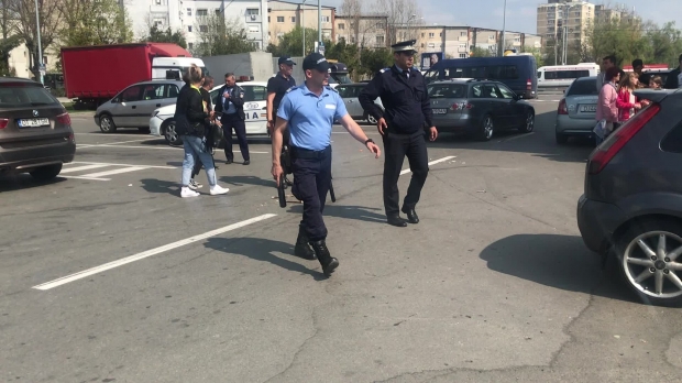 Bătaie cu săbii şi lopeţi în parcarea unui supermarket. Neputincioasă, Poliţia a chemat în ajutor Jandarmeria