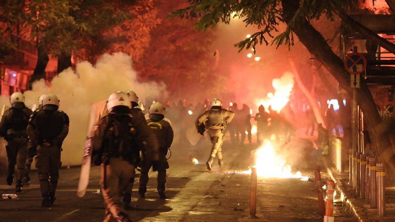 Bătaie generală pe străzile din Atena. Poliţia nu face faţă ultraşilor de la PAOK şi de la AEK, cu nici 24 de ore înainte de finala Cupei Greciei