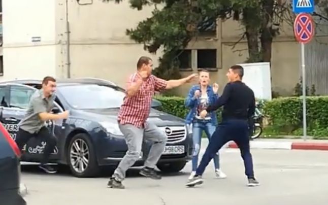Bătaie în trafic într-o intersecţie din Târgu Jiu. Un pieton s-a enervat că nu i s-a acordat prioritate