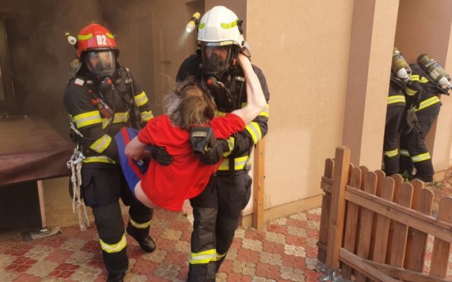 Bătrân imobilizat la pat, salvat de pompieri dintr-o casă cuprinsă de flăcări