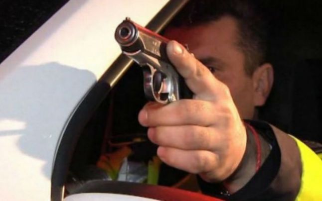 Bacău: Bărbat băut, care circula cu 165 km/h pe DN 2, oprit de polițiști cu focuri de armă