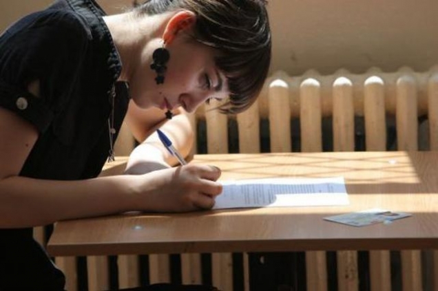 BACALAUREAT 2015, sesiunea toamnă. Elevii susţin proba scrisă la limba şi literatura română