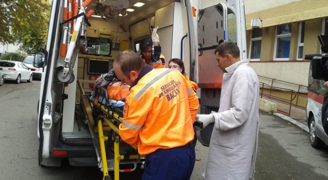 Bacău: Patru persoane rănite, două în stare gravă, într-un accident provocat de un şofer fără permis