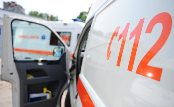 Bărbat decedat pe DN74 după ce un copac a căzut peste maşina pe care o conducea