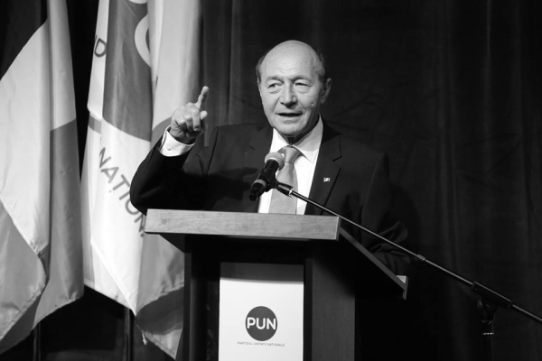 BASESCU: A fost greseala ONG-urilor care protesteaza ca s-au inhaitat cu politicienii in piata