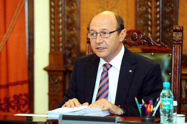 Băsescu: Iohannis joaca teatru si-si bate joc de Strada. El are deja premierul
