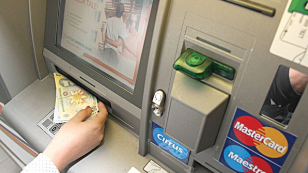 BCR dă lovitura pe piața bancară. Comisioane ZERO la retragerea de bani de la bancomate
