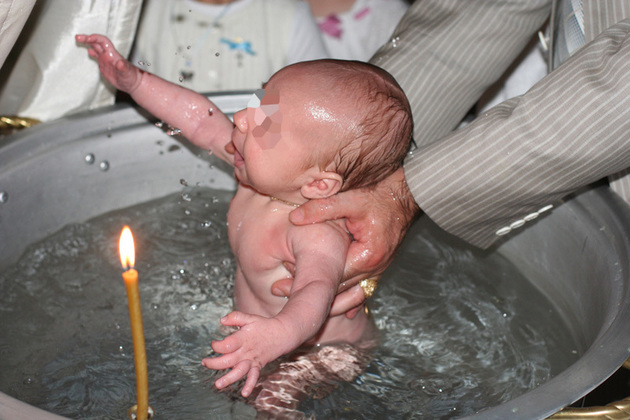 Bebeluș scăpat de preot în cristelniță la botez. A fost dus de urgență la spital