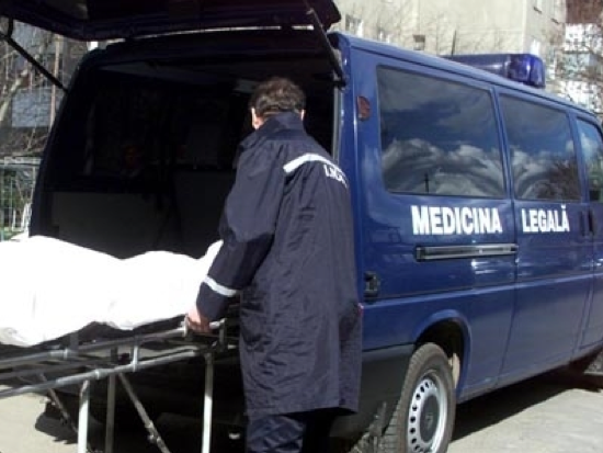 Bebelusi gemeni găsiţi morti în frigider. Mama lor a murit la nastere