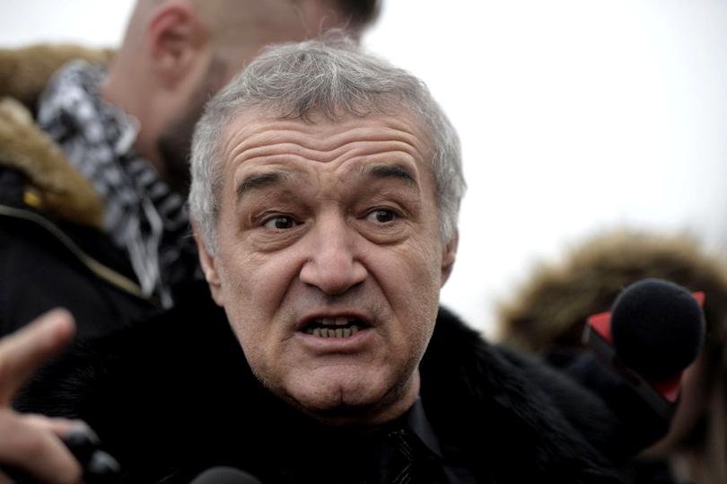 Becali s-a dat în spectacol în timpul slujbei de sfințire a Catedralei Mântuirii Neamului: Am dat si eu 2 milioane de euro, s-a laudat el