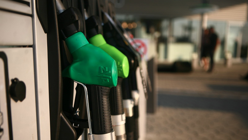 Benzina şi motorina se ieftinesc cu 10% în prima zi din 2017