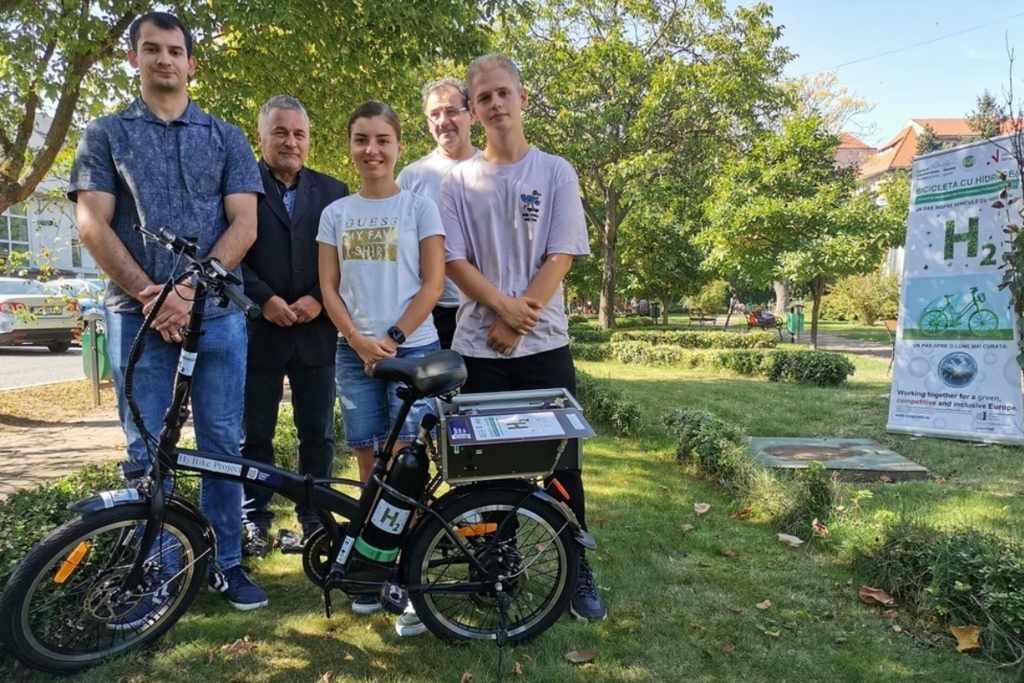 Bicicleta cu hidrogen construită de trei studenți din Timișoara. A costat 10.000 de euro și atinge 25 km/h
