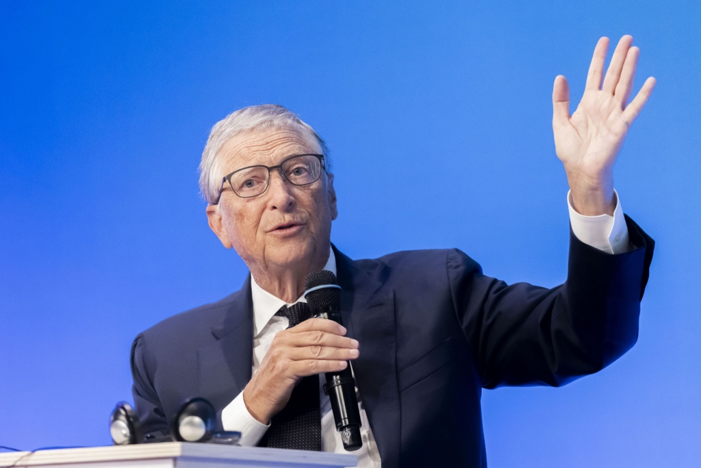 Bill Gates avertizează că inteligența artificială riscă să scape de sub control. "AI este mai puțin reglementată decât laptele"
