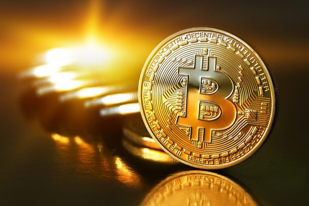 Bitcoin a depăşit pragul record de 10.000 de dolari. Va trece de 40.000 până la finele lui 2018?