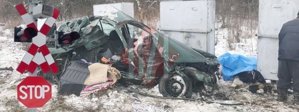 Blestemele mortilor! Masina in care se aflau doi soti s-a oprit in fata trenului!
