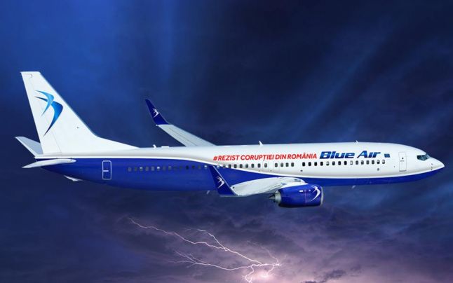Blue Air militează împotriva corupţiei din România. Avion pictat cu sigla #Rezist