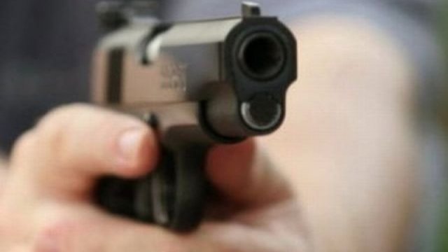 Bolnav psihic, împușcat de polițiști după ce a agresat mai multe persoane