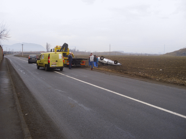 Braşov: Bebeluş mort şi trei adulţi răniţi, într-un accident petrecut la ieşirea din Săcele