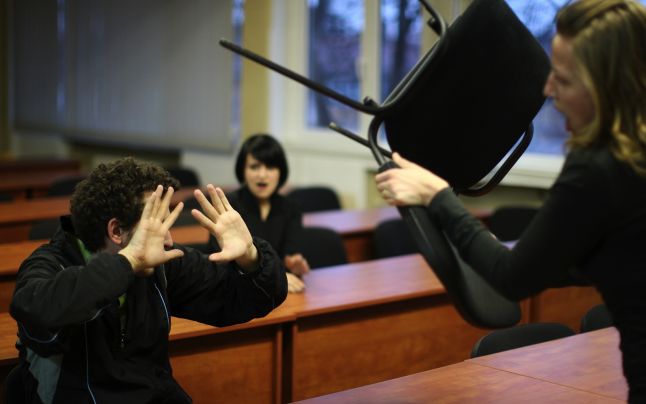 BRASOV: Elev lovit cu piciorul de profesoară - VIDEO