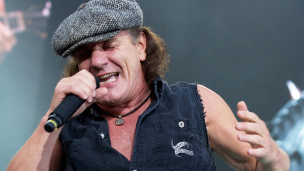 Brian Johnson de la AC/DC riscă să-şi piardă auzul de tot. Trupa si-a oprit concertele si cauta un alt vocalist