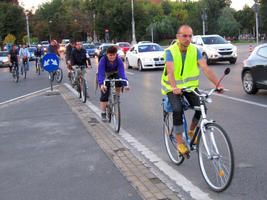 Bucharest Bike Break. Câteva sute de cicliști pedalează în zona Casei Poporului