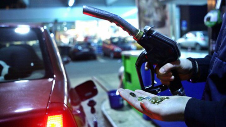 Bucuria șoferilor! Prețul benzinei scade la sub 5 lei pe litru