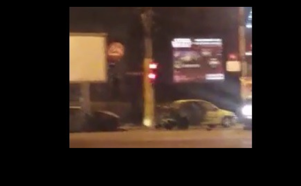 Bulevardul Tomis din Constanta. Un şofer băut a provocat un accident; o maşină a lut foc!