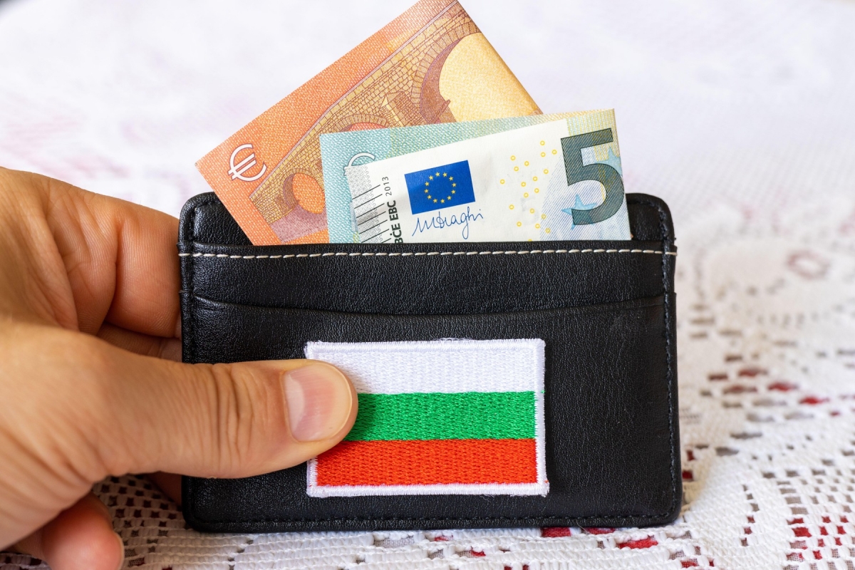 Bulgaria are undă verde pentru aderarea la zona euro. În același timp, România are cel mai mare deficit din UE