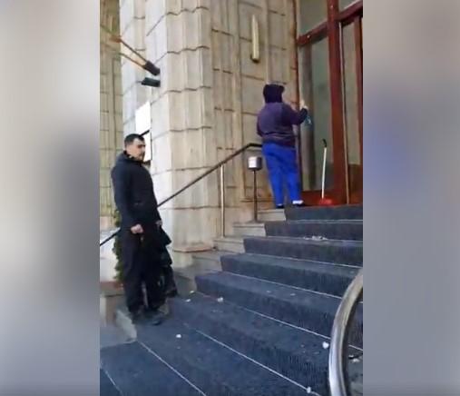 Câțiva protestatari #Rezist au aruncat cu ouă în sediul Ministerului Justiției