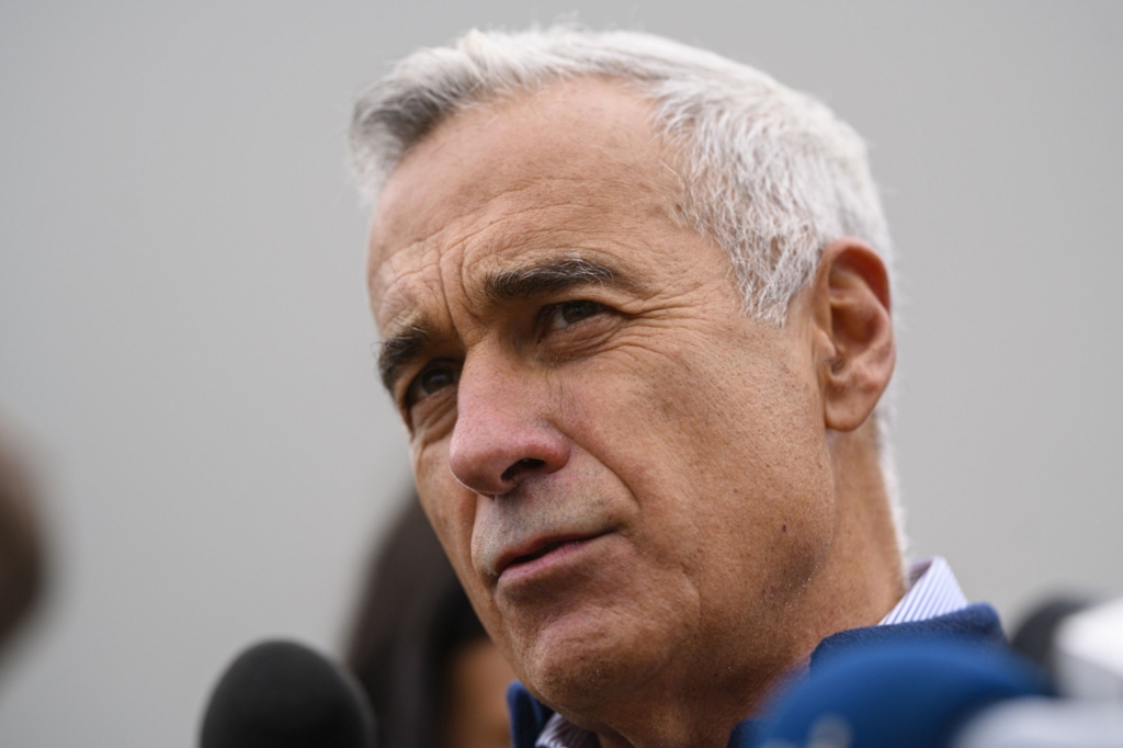 Călin Georgescu scapă de controlul judiciar. Nu mai trebuie să se prezinte periodic la poliție și poate părăsi țara
