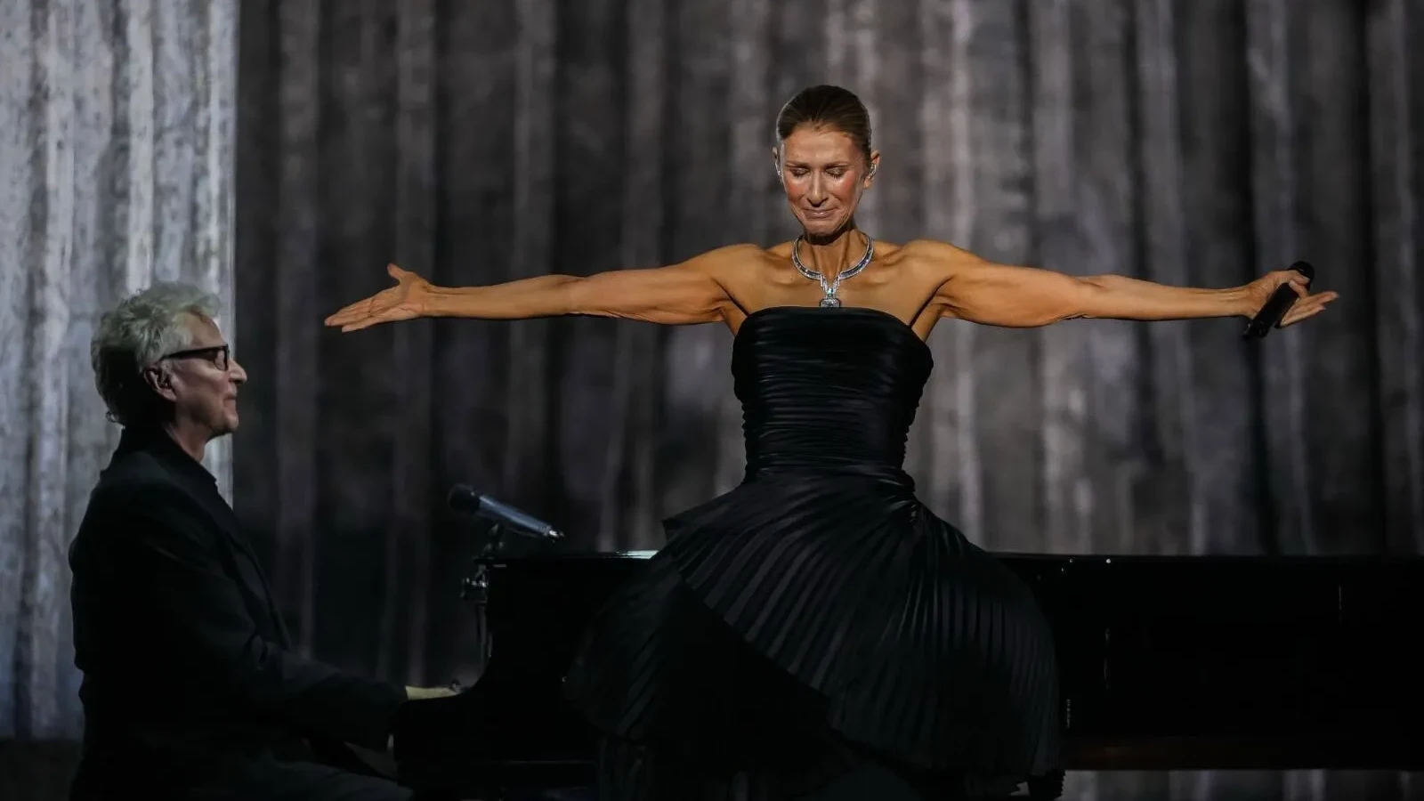 Céline Dion a căzut pe scenă și a uitat versurile celui mai cunoscut cântec. Fanii i-au sărit în ajutor
