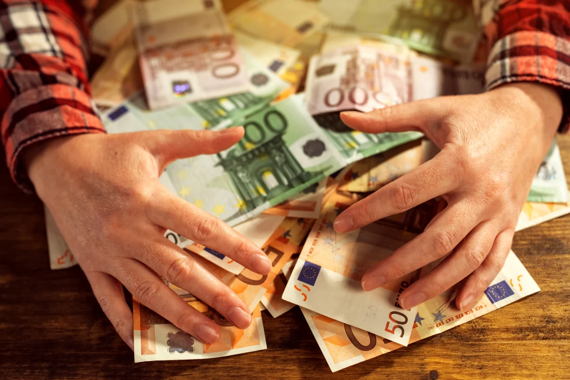 Cămătarii vor rămâne fără sumele împrumutate și fără dobânzi. Legea a trecut de Camera Deputaților
