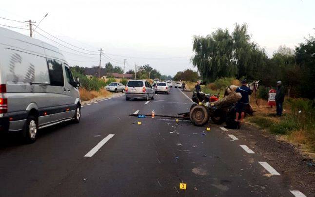 Căruţă spulberată de un poliţist. O persoană a murit, iar alta a fost rănită