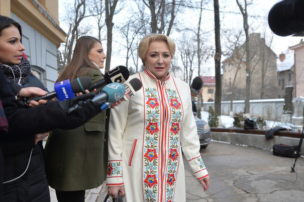 Cât a costat si cine a facut celebrul palton alb al Vioricăi Dăncilă