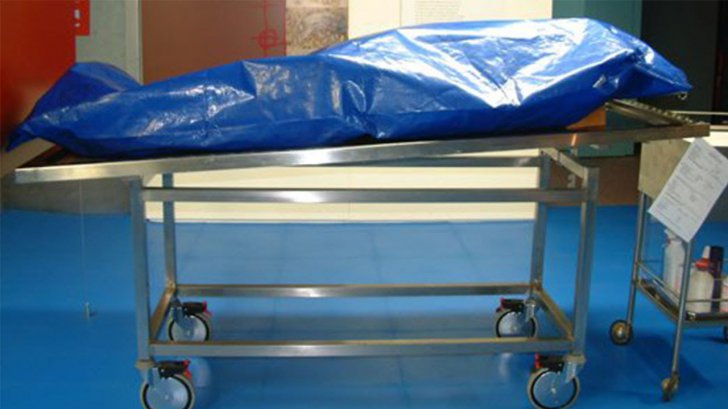 Cadavrul unei femei, găsit lângă o clădire dezafectată după externarea acesteia din spital