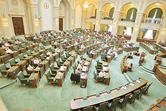 Cadou de Craciun. Senatorii au votat pensii speciale pentru aleșii locali