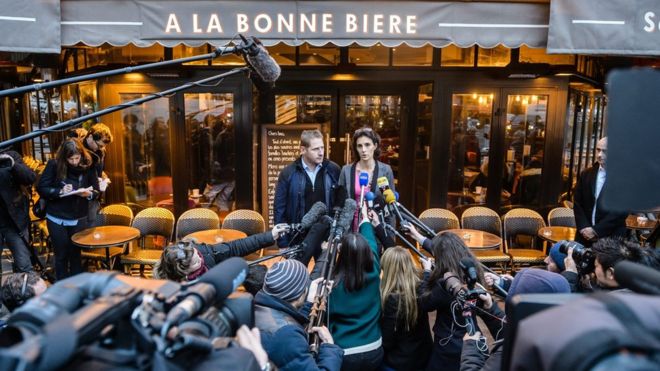 Cafeneaua A La Bonne Bière din Paris, vizată de atentatele din 13 noiembrie, şi-a redeschis porţile