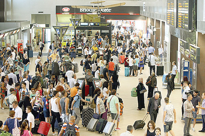Calatorii de pe Otopeni sunt tratati precum vitele de conducerea tehnocrata a aeroportului