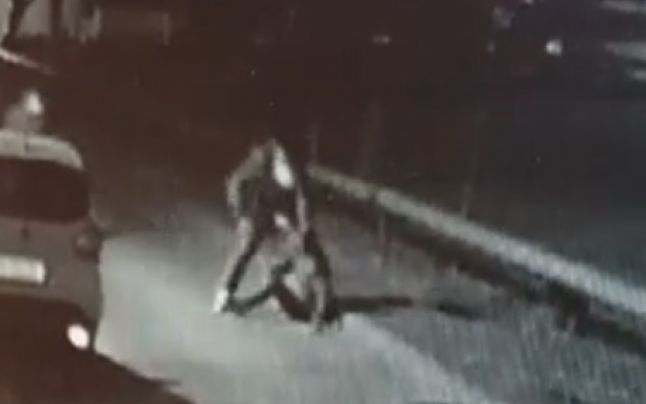 Cameră de supraveghere: Un tânăr isi pierde un picior după ce e înjunghiat de mai multe ori