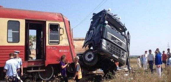Camion plin cu bere, lovit de un tren în staţia Roşiori Est