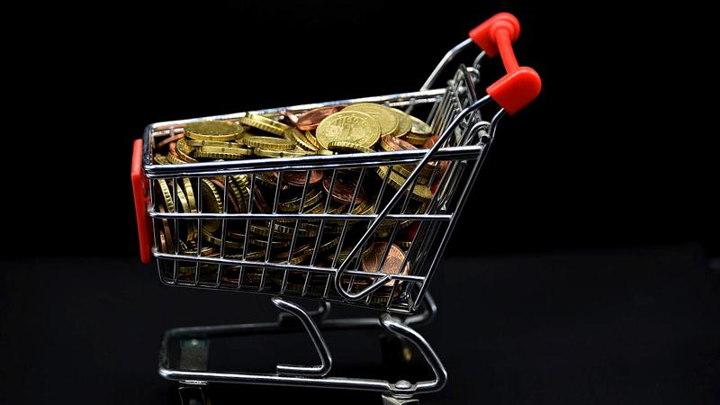 Care sunt categoriile de produse pe care românii nu le vor mai cumpăra din cauza incertitudinii economice