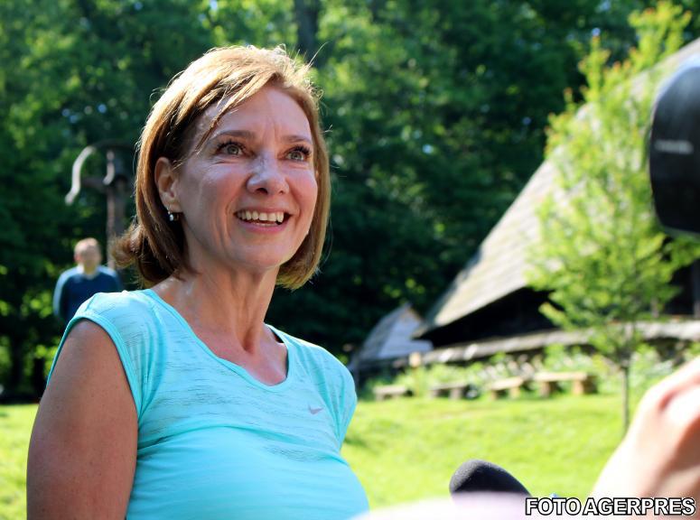Carmen Iohannis a jucat un meci demonstrativ de tenis cu copiii de la turneul Sibiu Open