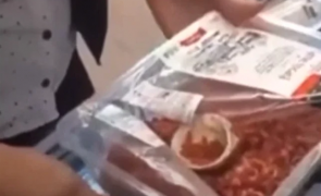 Carne din plastic într-un hipermarket din Bucuresti. Dovada video ca ne otravesc pe zi ce trece! VIDEO