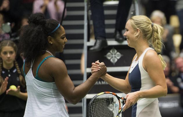 Caroline Wozniacki a învins-o pe Serena Williams, în două seturi, într-un meci demonstrativ