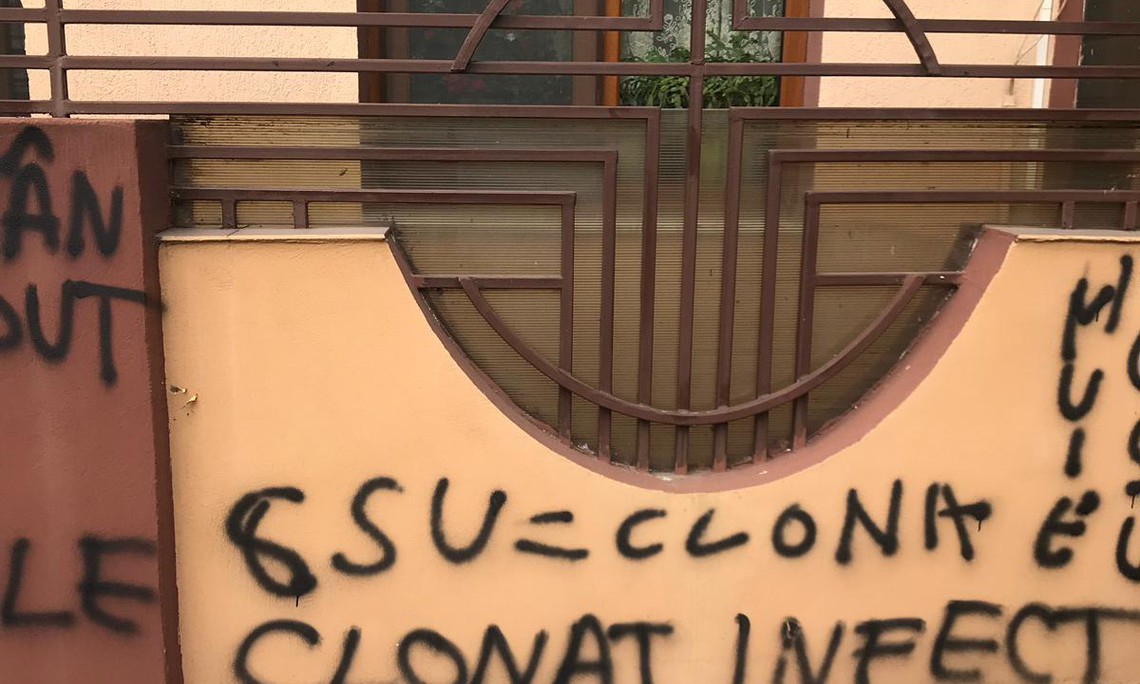 Casa lui Sorin Cârţu a fost vandalizată! Mesaje jignitoare au fost scrise pe gard