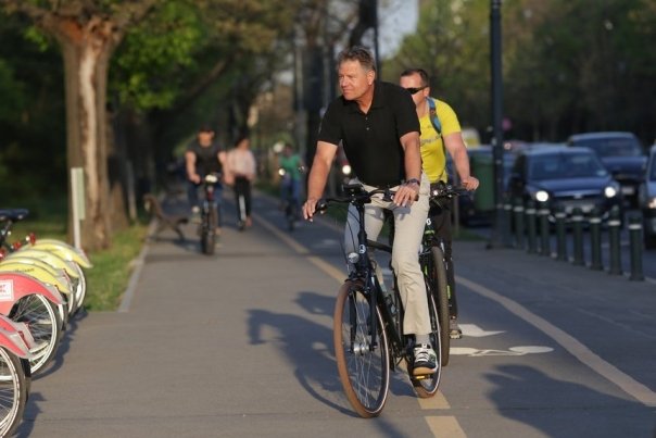 Cat costa bicicleta cu care s-a plimbat Klaus Iohannis prin Bucuresti